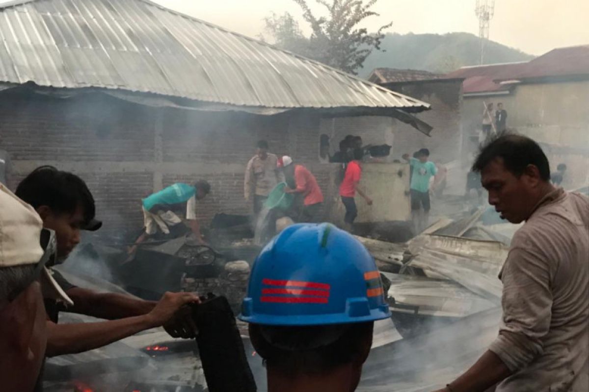 Polres Sumbawa beri bantuan korban kebakaran rumah