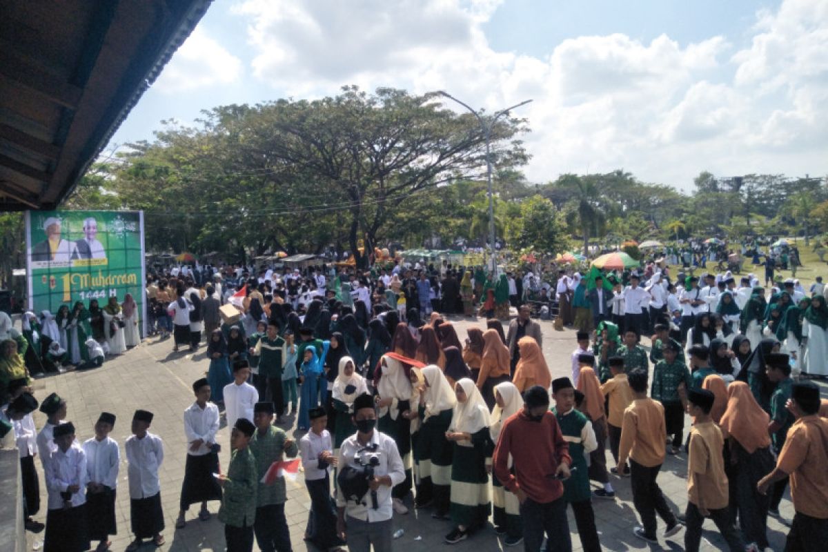 Ribuan santri di Lombok Tengah menggelar pawai sambut Tahun Baru Islam