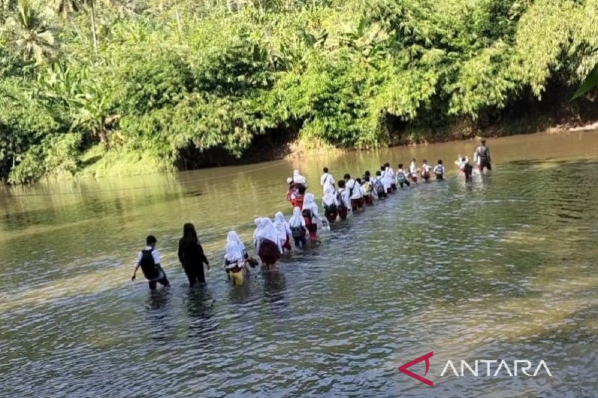 Seratusan siswa pergi dan pulang sekolah menyeberang sungai