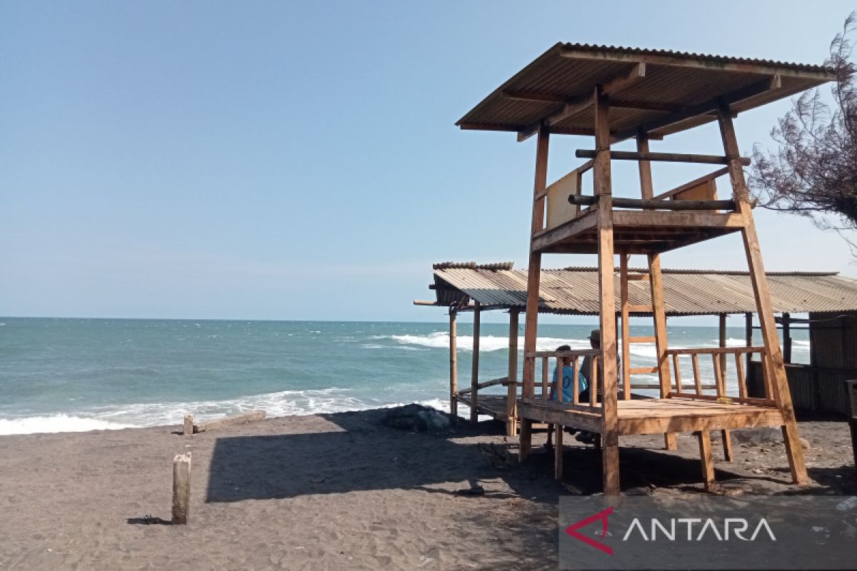 Menata ulang kawasan wisata Pantai Depok yang aman dari hempasan ombak