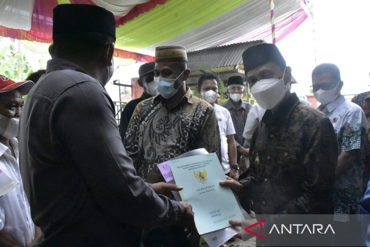 Bupati Gorontalo serahkan 280 sertifikat gratis di Desa Pilolalenga