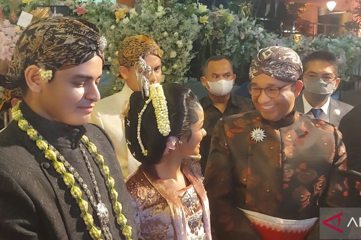 Anies Baswedan kenakan pakaian rancangan putra Prabowo Subianto pada resepsi anaknya