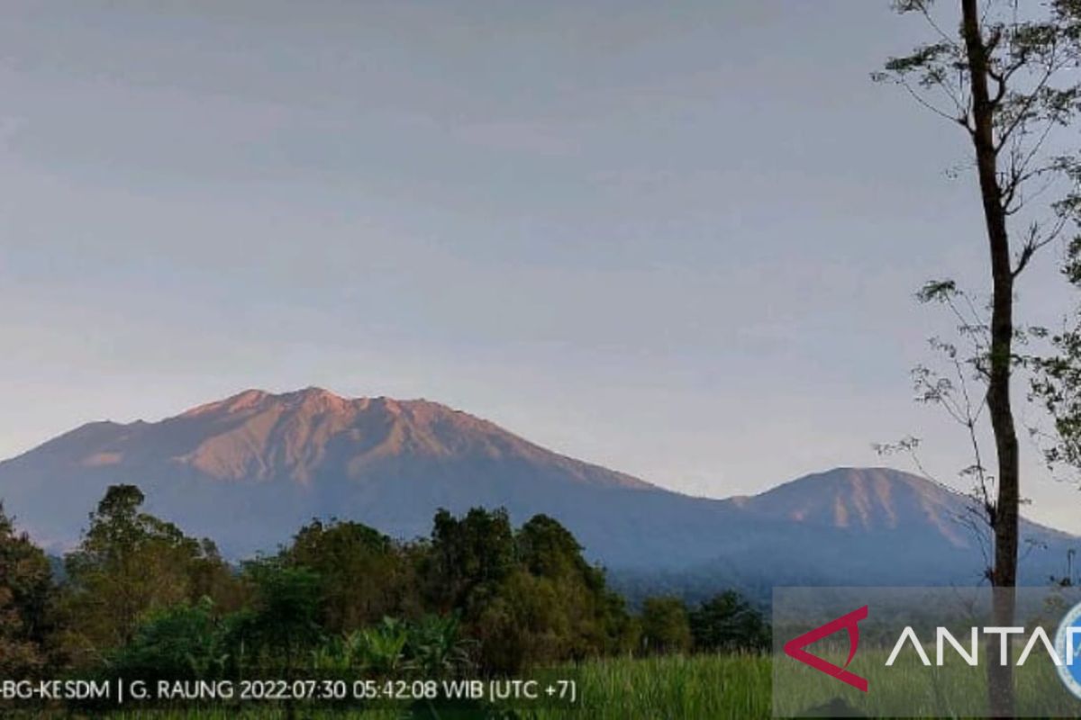 Warga diimbau tidak beraktivitas pada radius 3 km dari puncak Raung