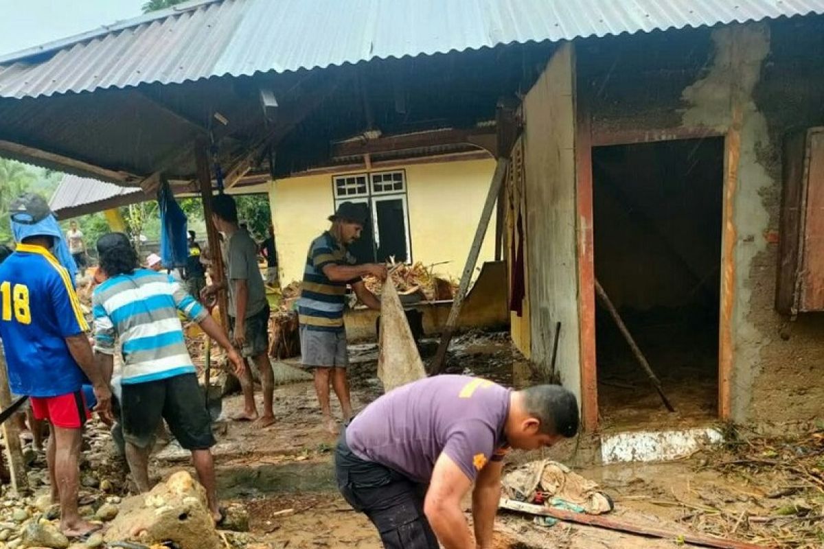 Dua rumah di Haruku Malteng hanyut terbawa banjir
