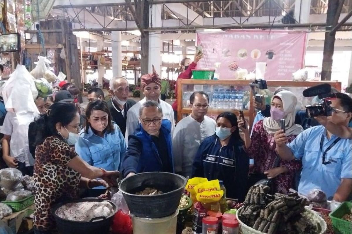 Menteri Perdagangan Zulkifli Hasan tinjau pasokan dan harga bahan pokok di Kupang