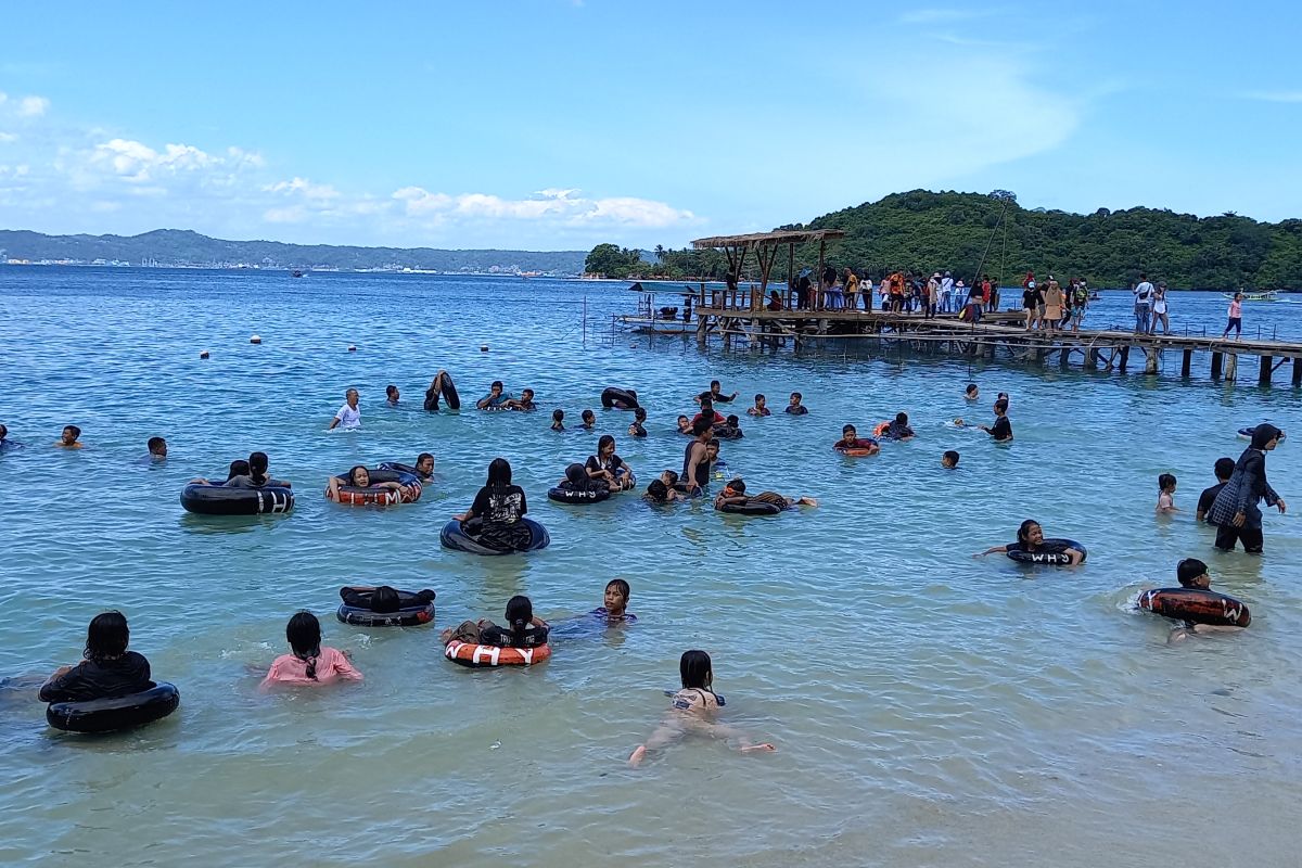 Wisatawan  luar daerah padati Pantai Mutun Pesawaran Lampung