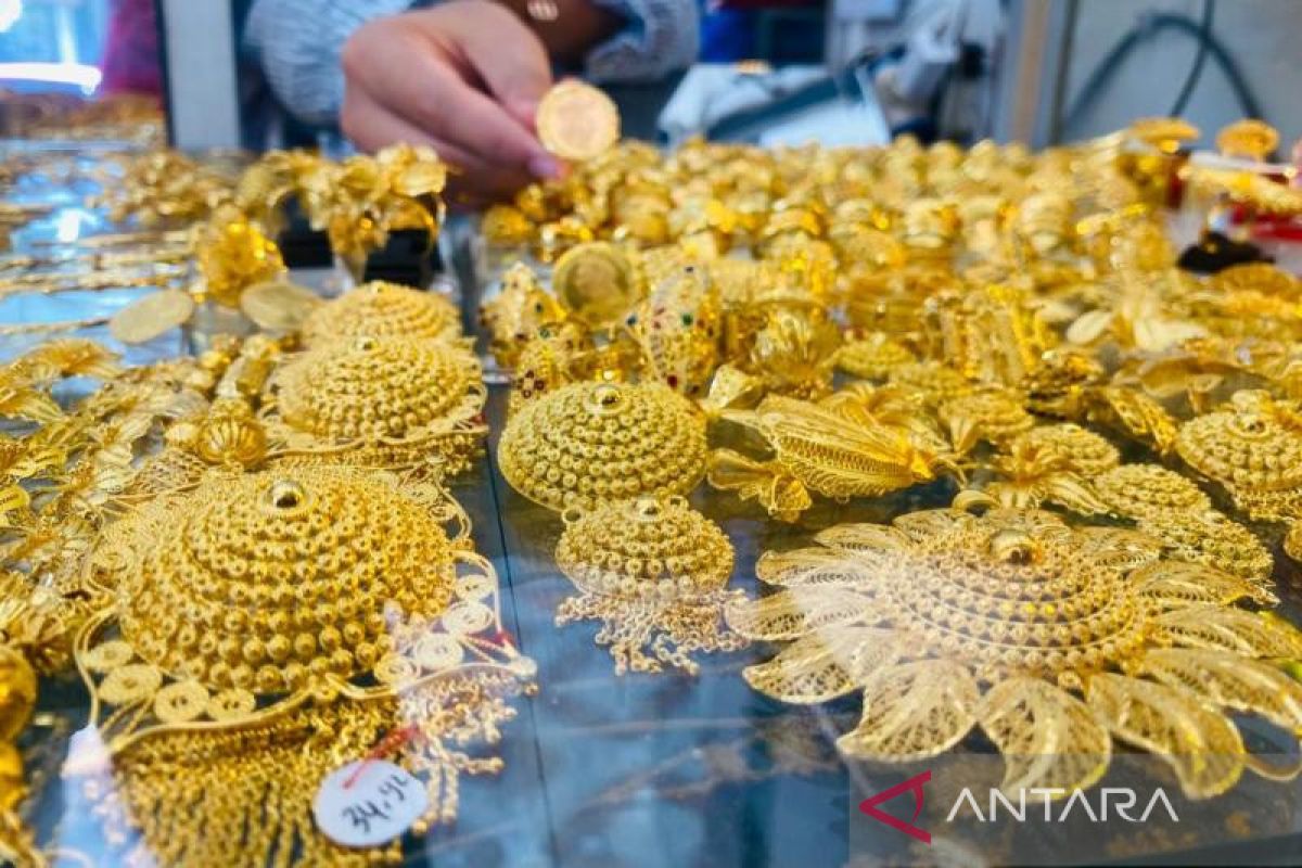 Hari ini,  Harga jual perhiasan emas di Aceh Barat turun menjadi Rp2,88 juta/mayam