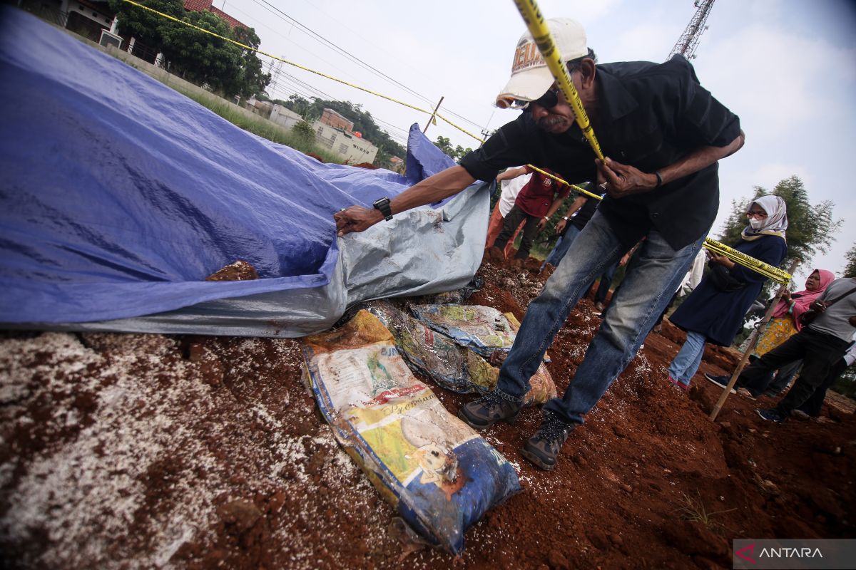 Mensos Risma: Beras bansos dikubur karena basah kehujanan