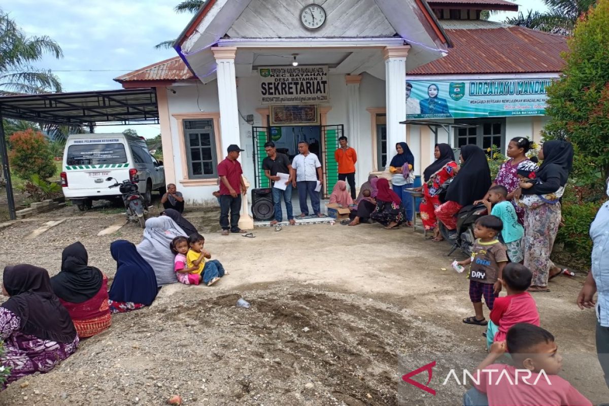 Narkoba merajalela, ibu-ibu pengajian di Batahan demo ke kantor desa