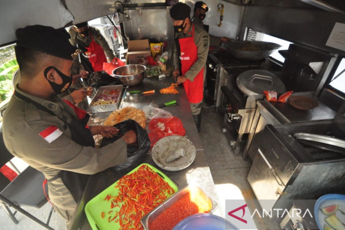 Polri-TNI buka dapur umum untuk korban banjir bandang Parigi Moutong