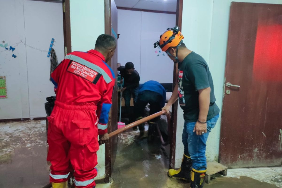 Pemkot bersihkan jalan dari sisa lumpur di huntap Palu