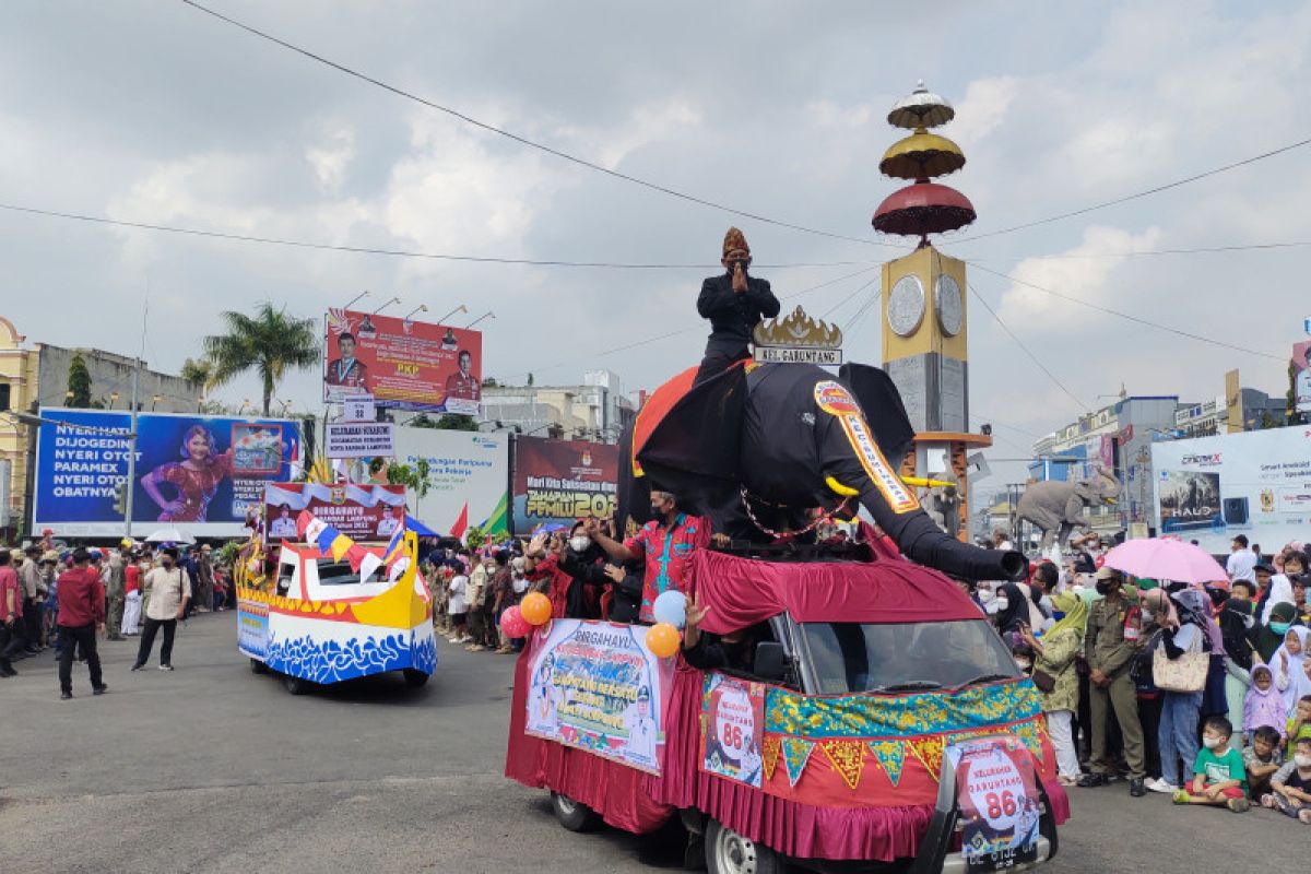 Warga saksikan festival mobil hias dan parade budaya Nusantara