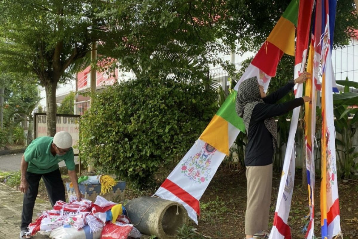 Memberi asa di balik lambaian bendera jelang hari Kemerdekaan