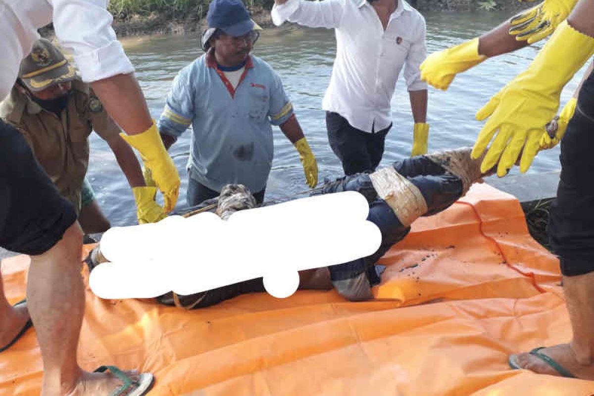 Polisi Indramayu sebut mayat terlilit lakban sopir taksi daring