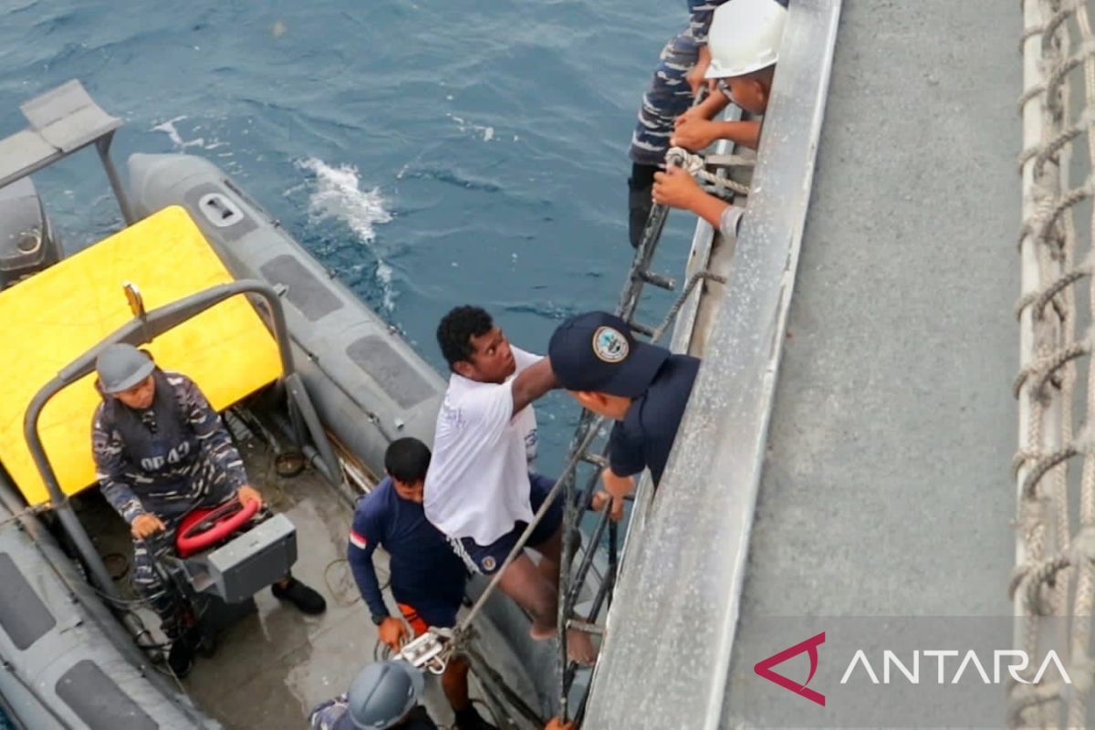 Personel KRI TNI AL evakuasi korban kapal tenggelam di Bangka