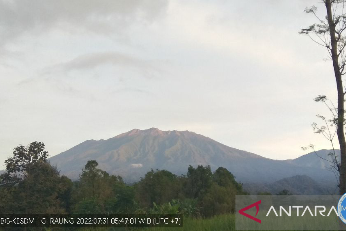 PVMBG: Tak ada hubungan asap putih Gunung Raung dengan erupsi Semeru