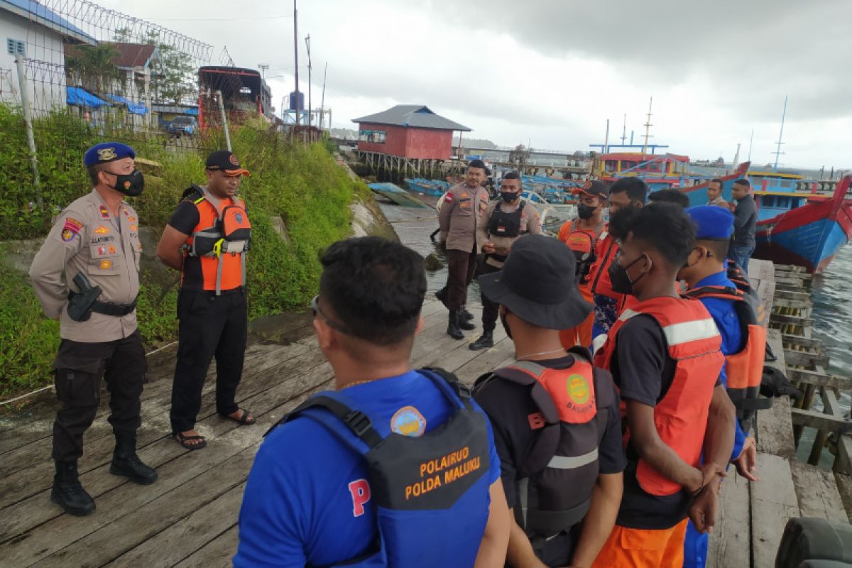 Gabungan tim SAR cari ABK KM Makin Sukses yang Jatuh di Laut