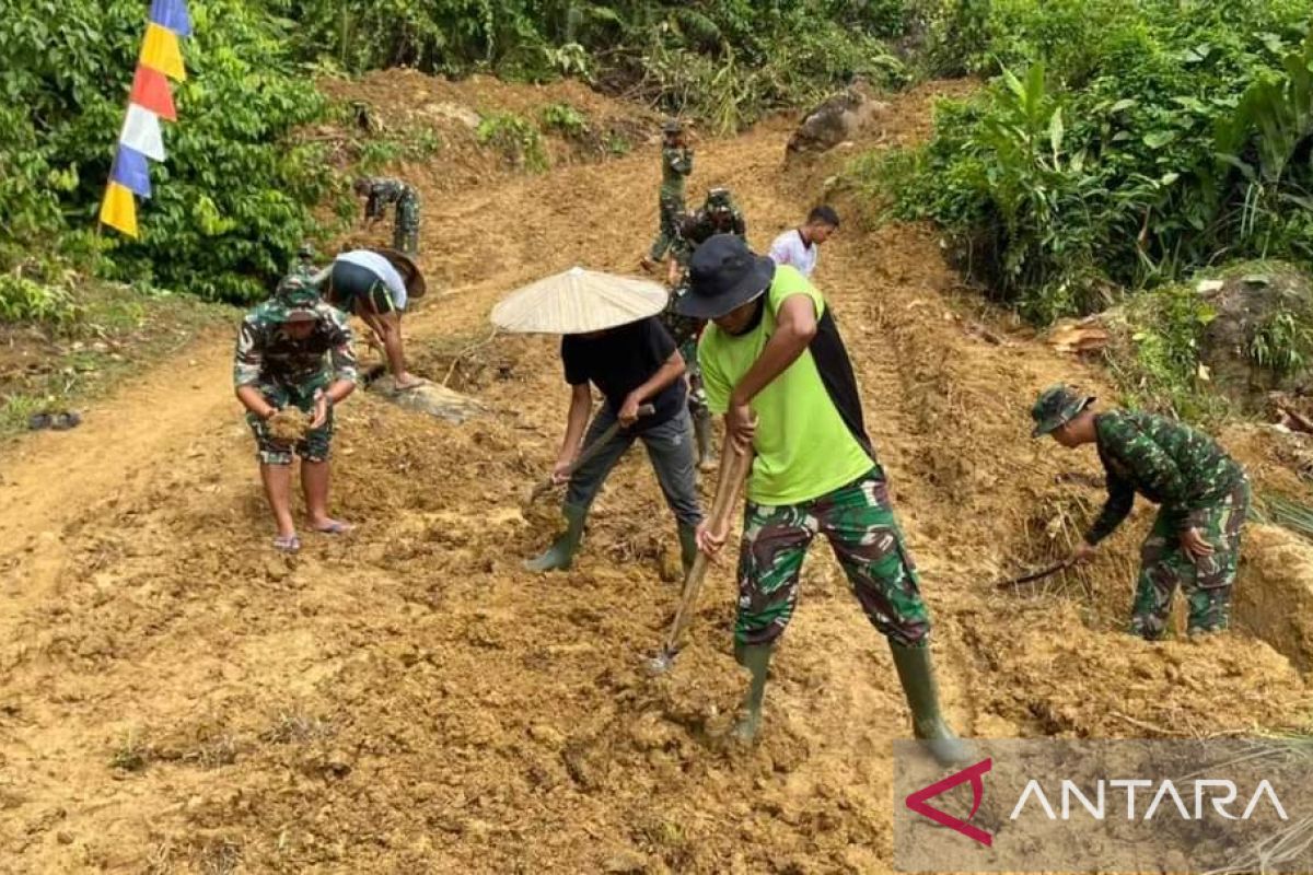 TNI bersama warga membangun jalan di pedalaman Kapuas Hulu