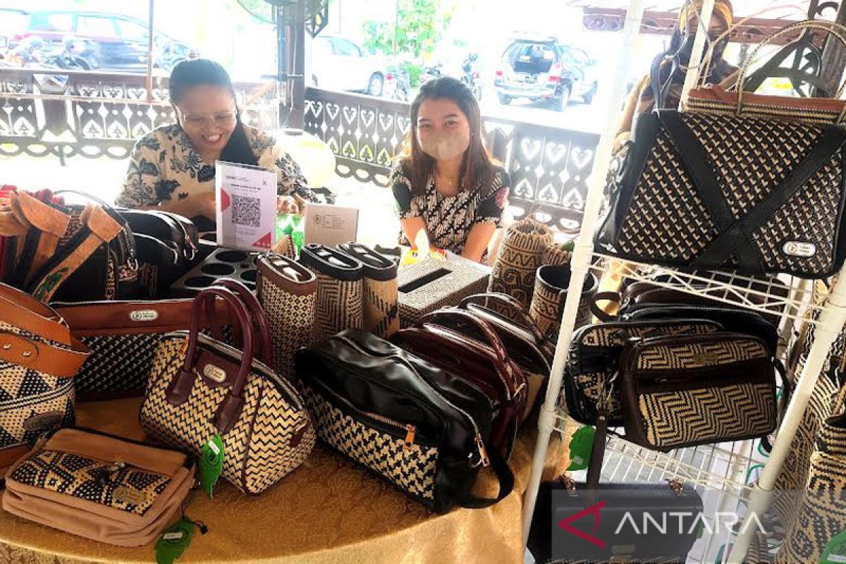 Kerajinan tas berbahan rotan produksi IKM Palangka Raya tembus Amerika