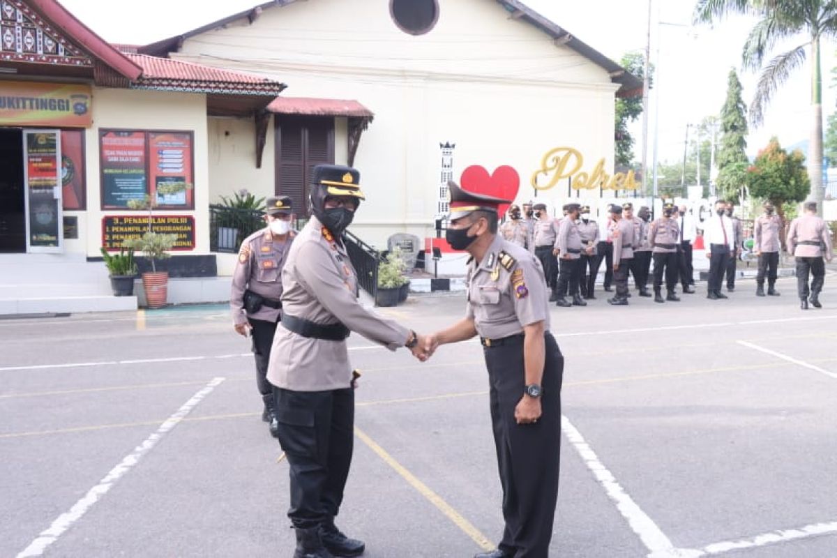 Mengabdi tanpa pelanggaran, Personel Polisi di Bukittinggi naik pangkat jelang pensiun