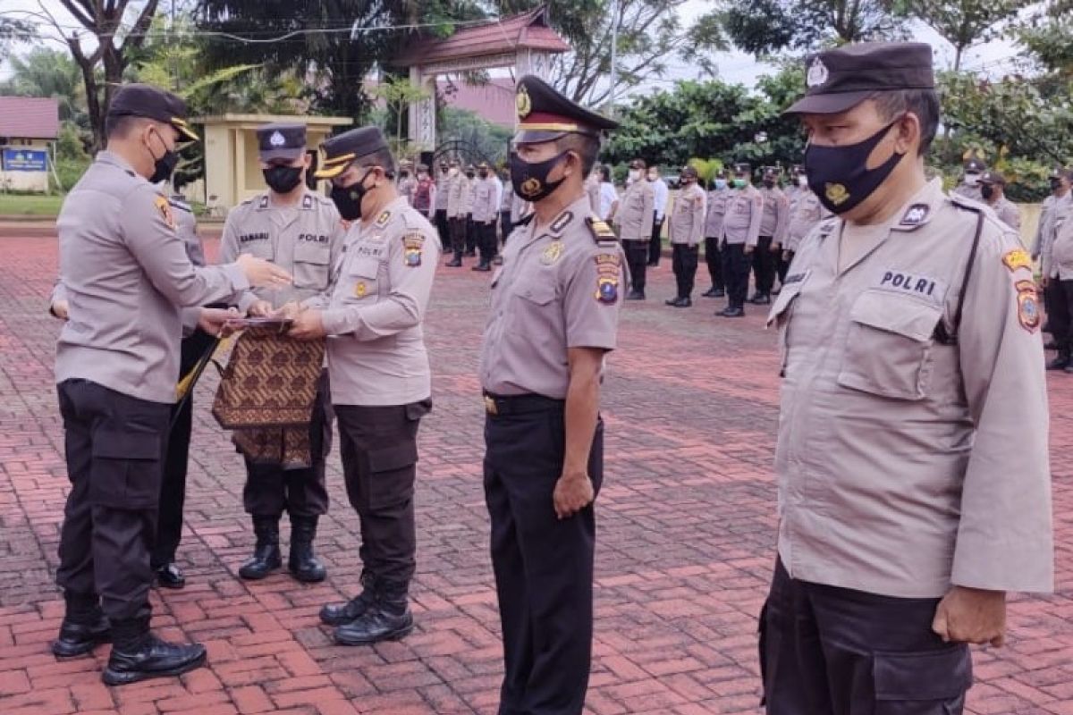 Dua personel Polres Simalungun naik pangkat, tiga purnabhakti