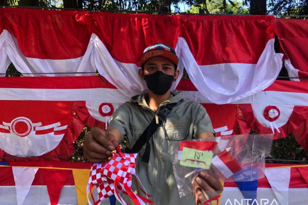 Denpasar kini banyak pedagang bendera merah putih