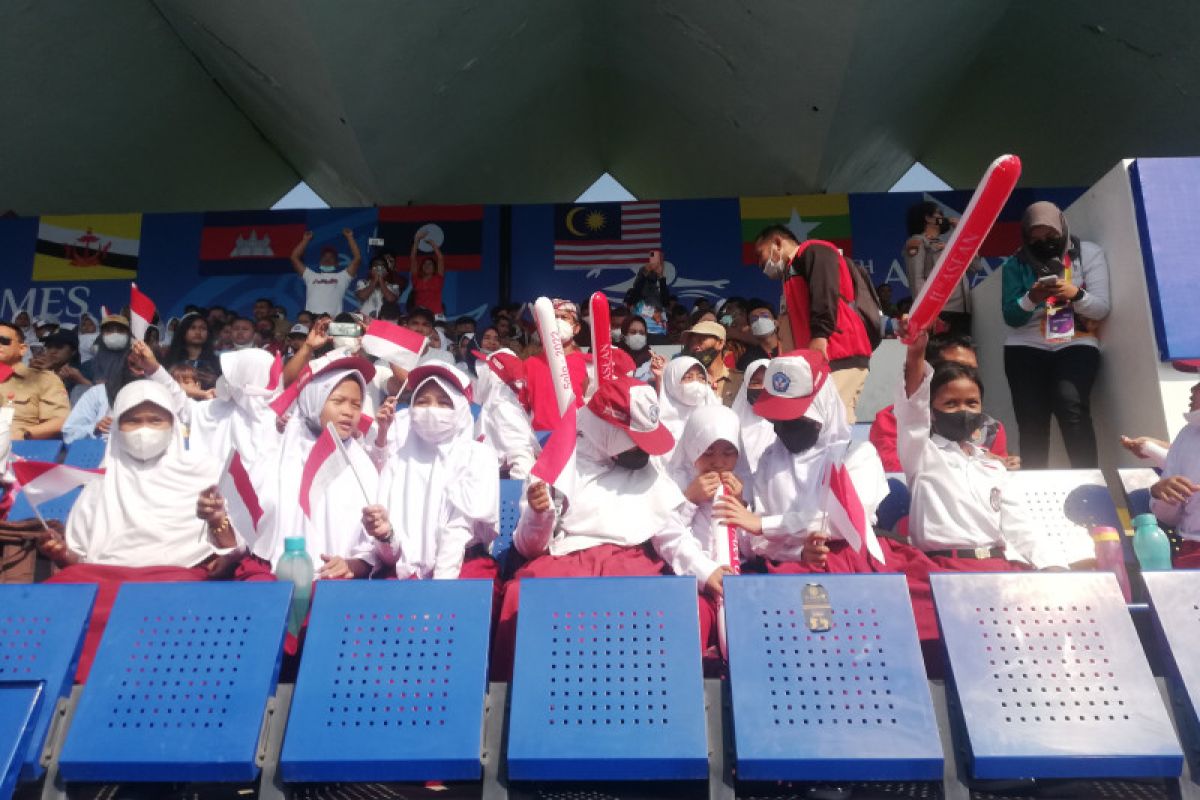 Puluhan siswa SD hadir di stadion dukung atlet Indonesia