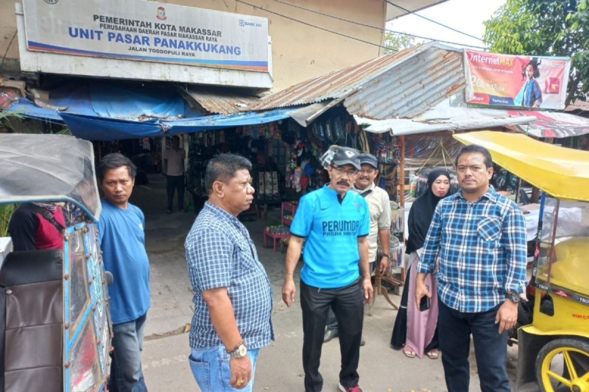Dirut PD Pasar Makassar instruksikan tertibkan lapak di depan pasar