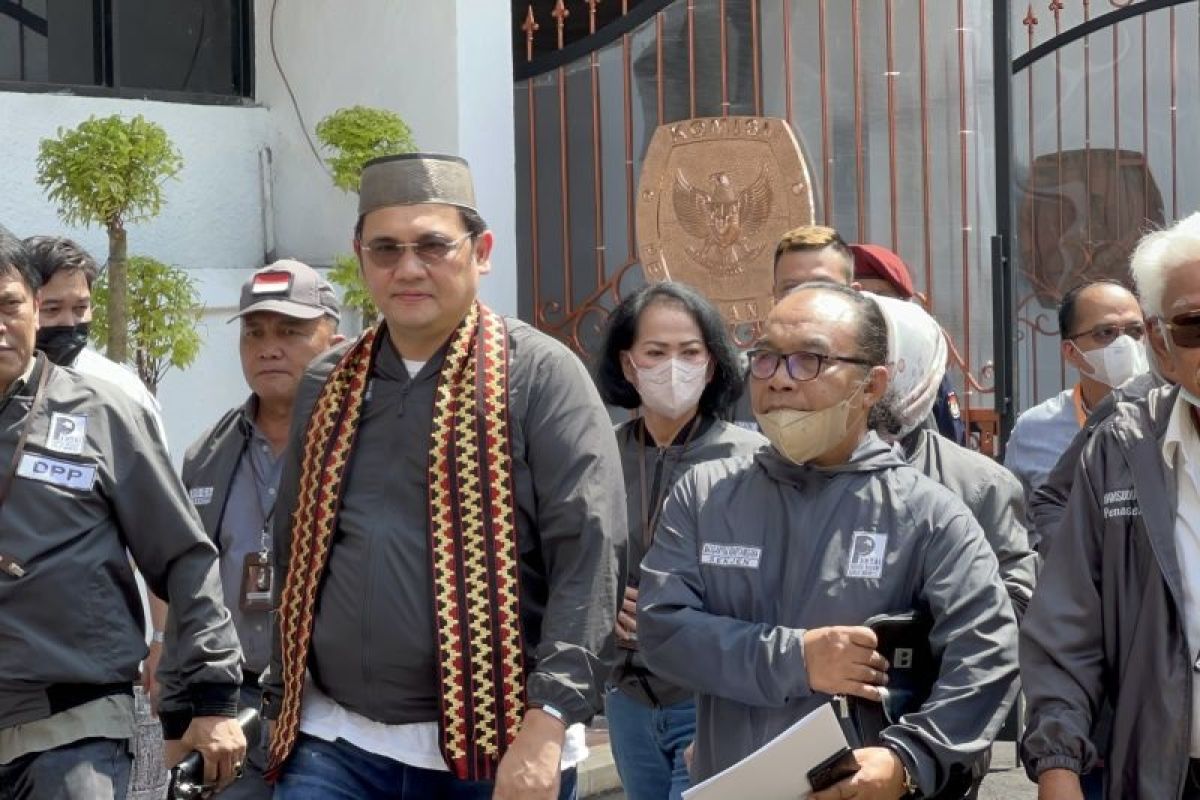 Farhat Abbas tiba di KPU daftarkan Partai Negeri Daulat Indonesia (Pandai) untuk Pemilu 2024