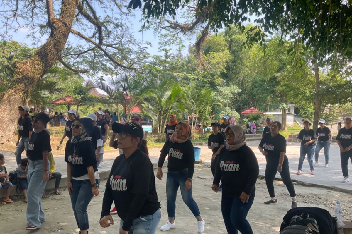 Ratusan perempuan ikuti senam sehat Puan Maharani di Tuban