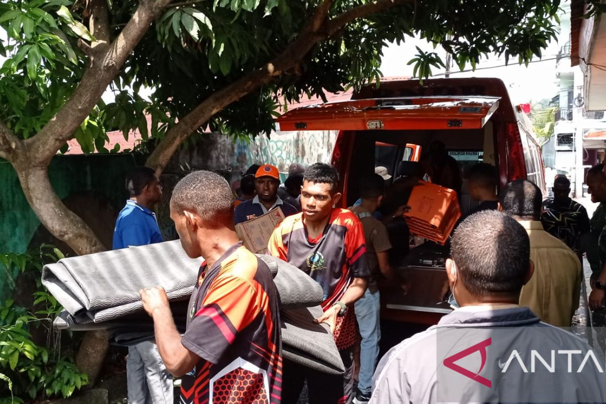 Pegawai BPBD Papua Barat korban kebakaran terima bantuan