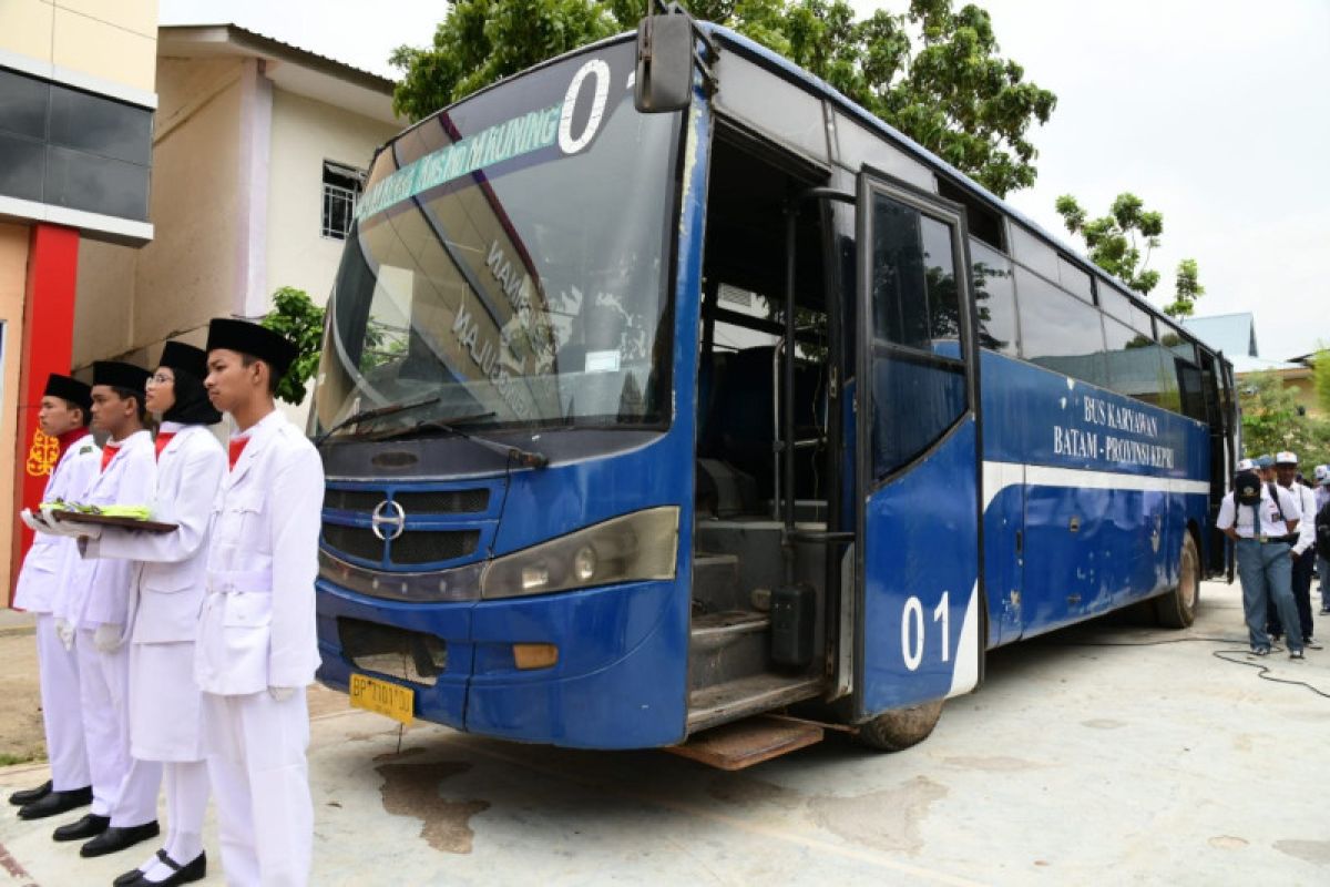 Pemprov Kepri beri bantuan dua bus untuk SMK di Batam