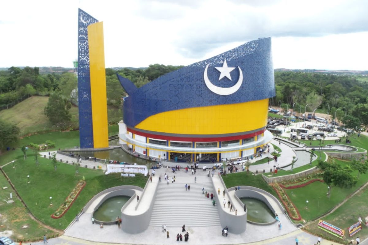 Pesona Masjid Tanjak di Batam pukau pelancong dari Jatim