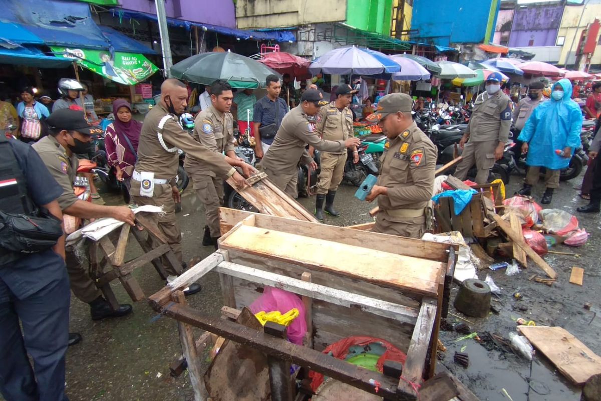 Pemkot tertibkan lapak-lapak pedagang di Pasar Mardika Ambon