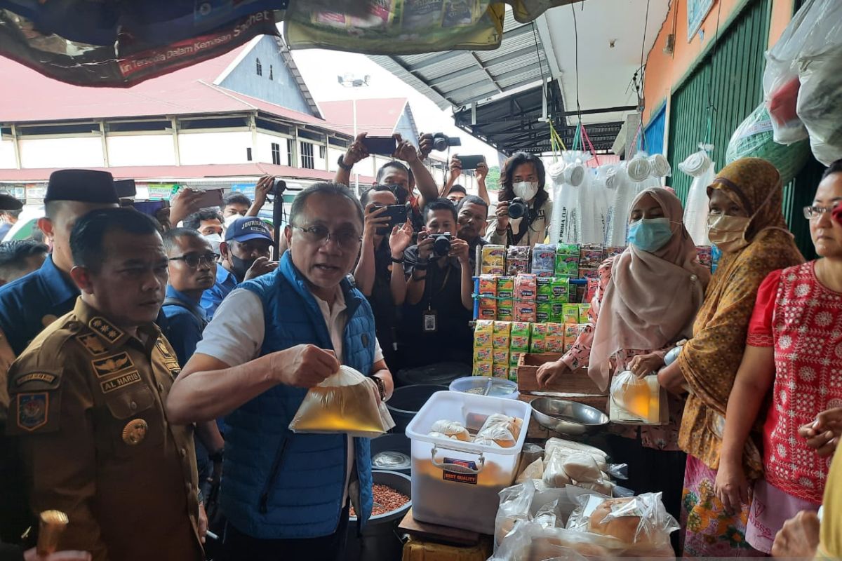 Mendag membagikan minyak goreng gratis untuk warga miskin di Jambi