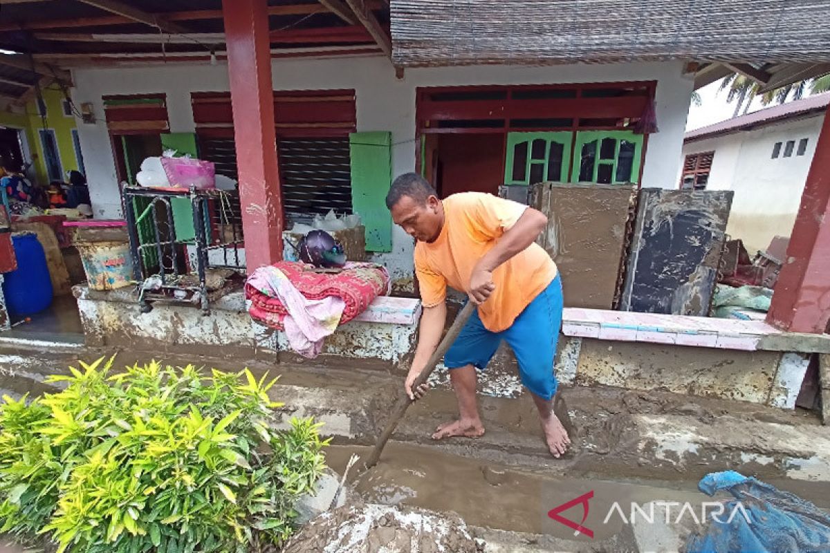 Pemkab Parigi instruksikan OPD pembersihan rumah korban banjir