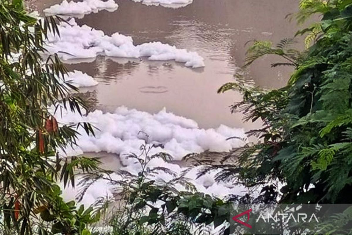 Dinas Lingkungan Hidup periksa air Sungai Cileungsi