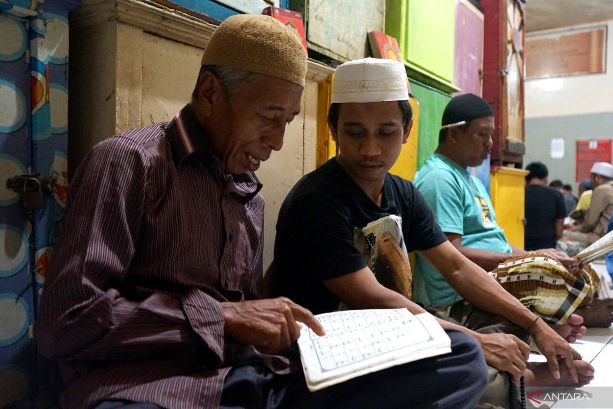 Warga binaan Lapas Klas IIA Gorontalo belajar mengaji di masjid dan blok hunian