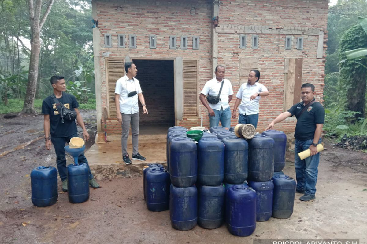 Polisi amankan ribuan liter BBM yang ditimbun di rumah kosong