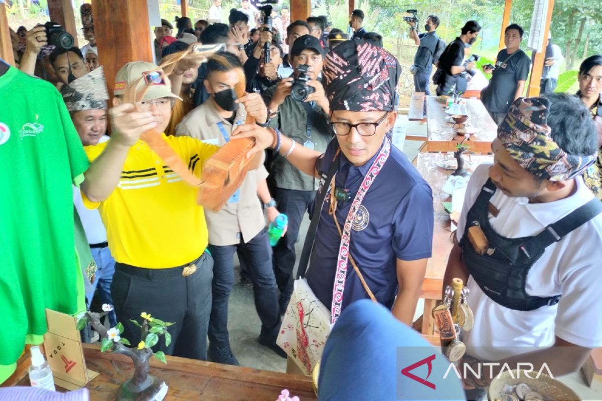 Sandiaga borong produk UMKM Rejang Lebong