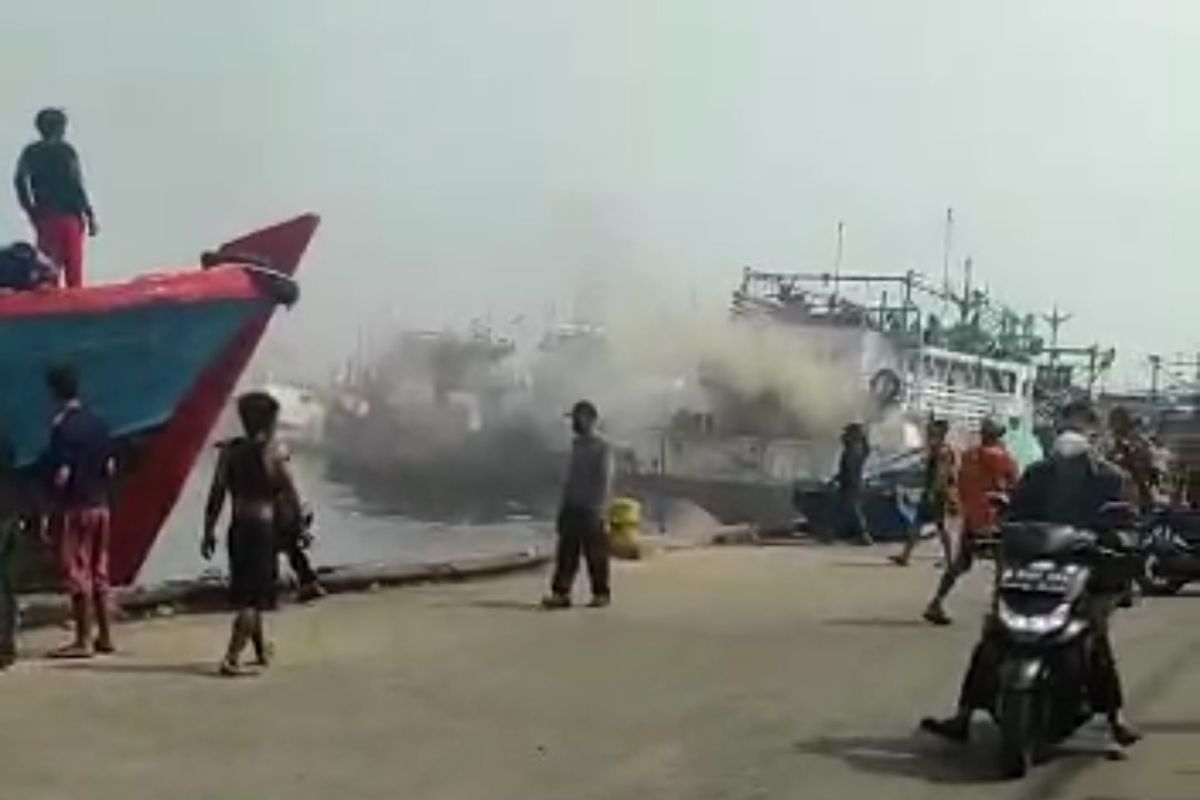 Saat bongkar muatan di Dermaga PPS Muara Baru, kapal ikan terbakar