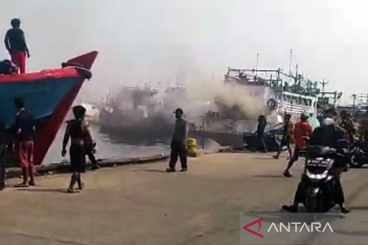 Satu unit kapal ikan terbakar saat bongkar muatan