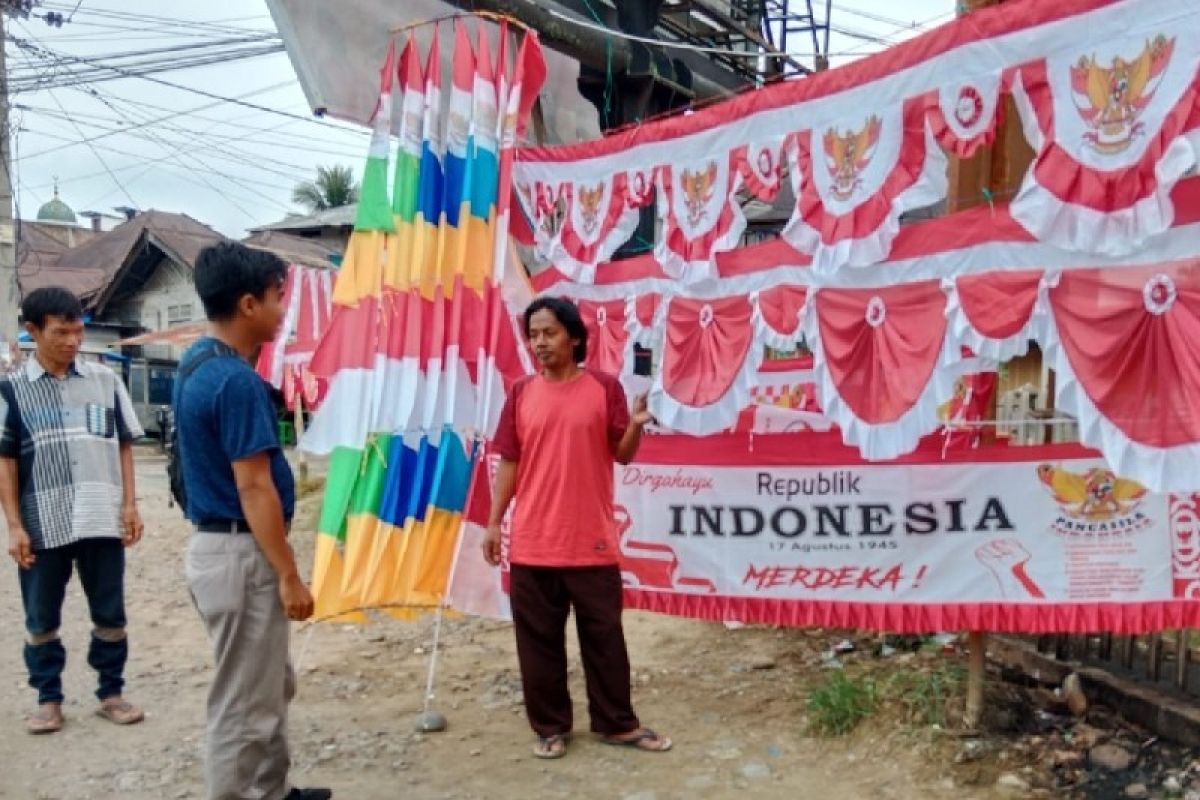 Jelang HUT RI ke -77, penjual bendera hias musiman jajakan dagangan di Sibuhuan