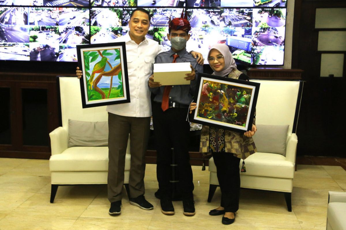 Eri Cahyadi apresiasi penyandang disabilitas  yang hasilkan karya lukis di Surabaya