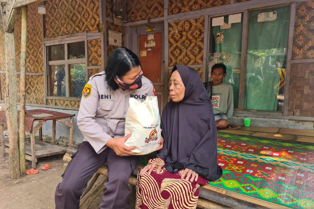 Meriahkan HUT Ke 74, Polwan Polres Pandeglang Laksanakan Bakti Sosial