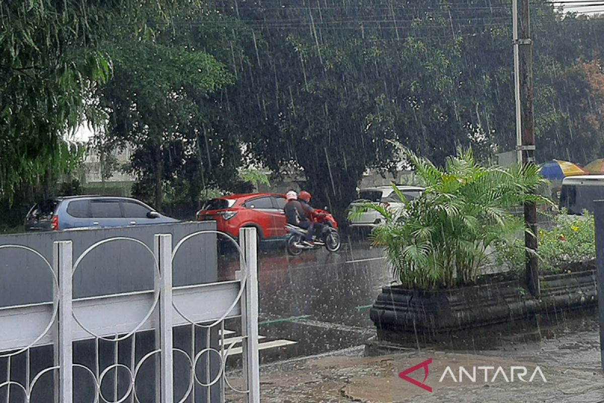 Hujan lebat diprakirakan terjadi di sejumlah wilayah Indonesia