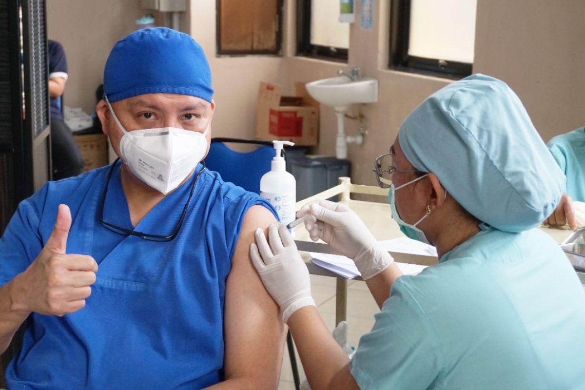 Nakes di RS Mardi Rahayu Kudus mulai terima vaksin penguat