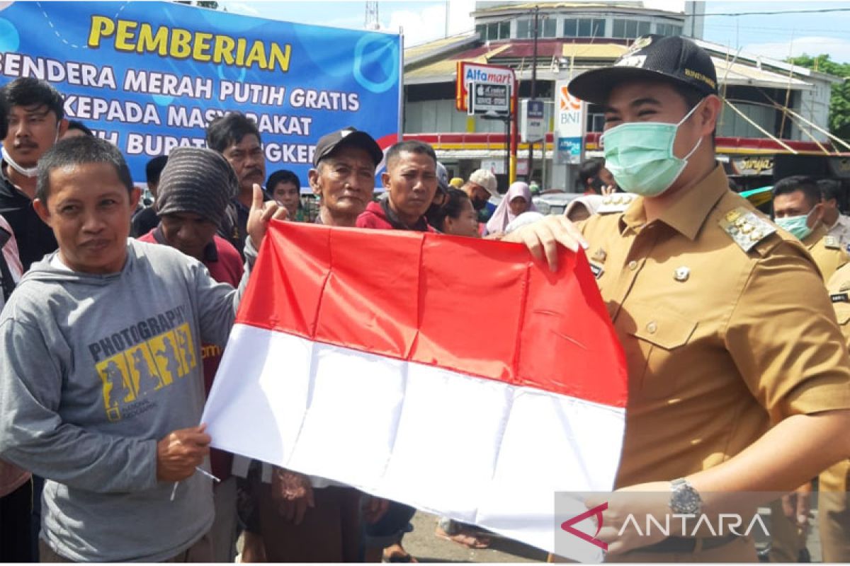 Bupati Pangkep bagikan bendera Merah Putih kepada warga jelang HUT ke-77 Kemerdekaan RI