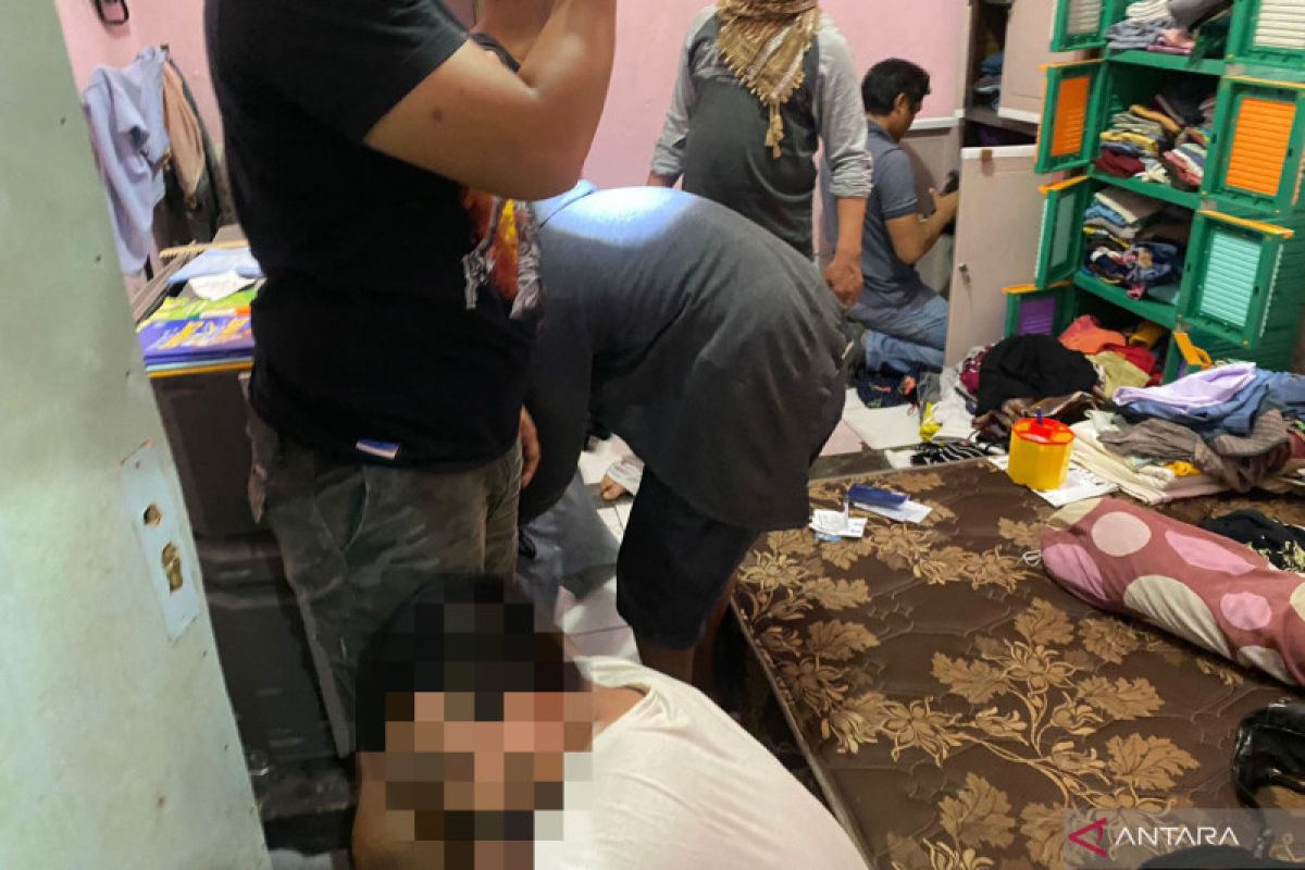 Asyik nyabu, pengusaha bengkel las bersama istri dan anak buahnya di Mataram ditangkap
