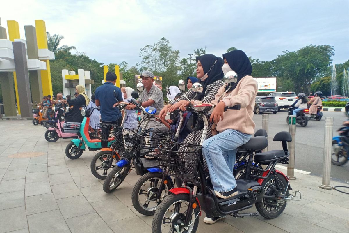 Sepeda listrik menjadi hiburan favorit keluarga di Pontianak